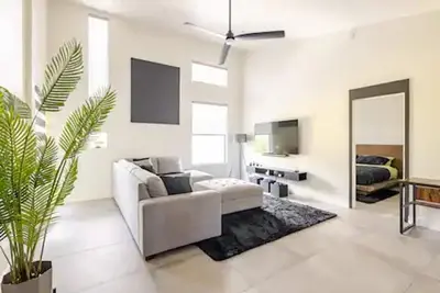 Image de Sleek Monochrome Haven! 2br 2 Ba