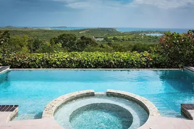 Image de Beautiful Poolside Bungalow with Incredible Views. 5 mins to the beach!