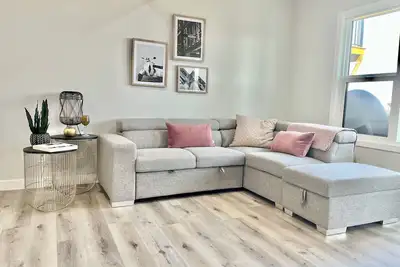 Livingston Gem: 5br Home with Chef's Kitchen