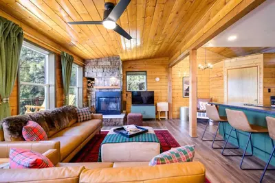 Image de Breathtaking Views. Elevated Comfort. Pets Welcome