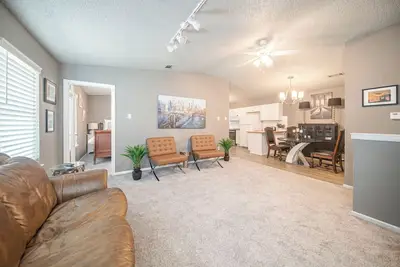 Image de Right at Home-Uptown Place with gated yard and covered parking