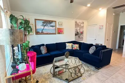 Image de Peaceful getaway close to the city. Minutes to Everything. Amenities galore!