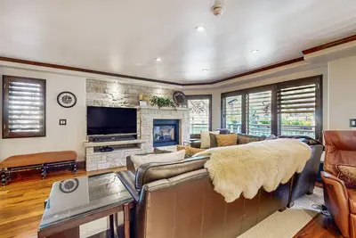 Image de Mountain-view villa, Walk to Lifts, with free WiFi, pool, hot tub