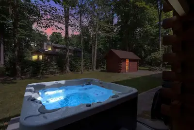 Image de Pocono Log Cabin - Hot Tub, Movie Room  & Firepit