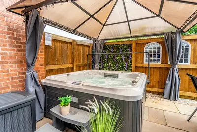 The Ebor House  - sleeps 7 guests in 3 bedrooms with hot tub