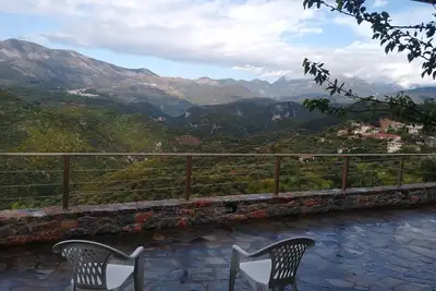 Taygetos' Porch: a small house with majestic view and relaxing environment