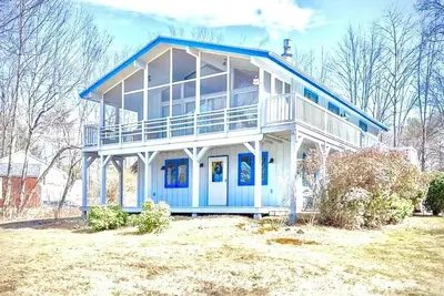 Image de Lakefront Luxury Chalet: Igloo, Beach, Kayak, Private theatre, pets!