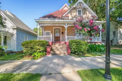 Image de Newly renovated Victorian home with beautiful features in quiet neighborhood.