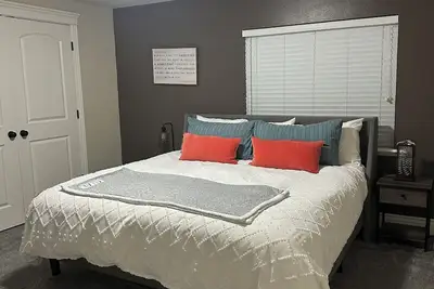 Image de Spacious 2 bedroom, basement apartment, close to everything!