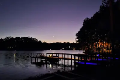 Image de Escape to our serene lakefront cottage & vineyard with stunning views!