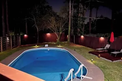 Image de East Cobb: Secluded modern chalet with pool