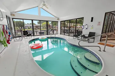 Image de New! 4br | Indoor Pool on the Bay in Boat Town Usa