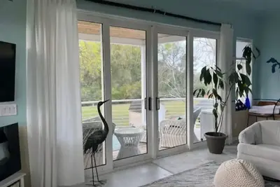 Image de The Tree Top Terrace- is private, close to ocean & downtown on James Island. .