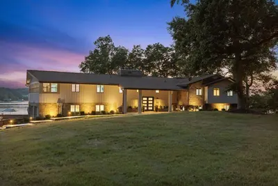 Image de A waterfront retreat with amazing views and luxurious amenities!