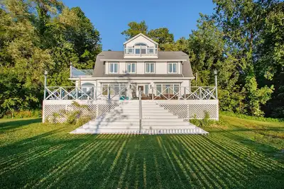 Image de Picturesque Home on Lake Michigan w/ patios, gas grill & Wifi