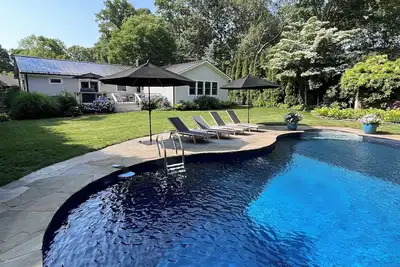 Image de Private home on a private road. Swimming pool, hot tub and complete gym.