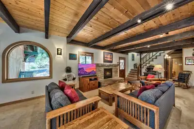 Image de Spacious West Shore Cabin!