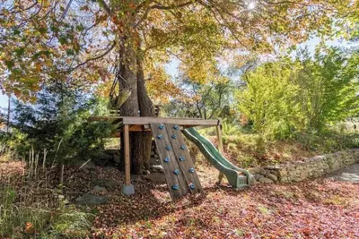 Image de TreeFort, ZipLine, Kayaks, Beach6min drive, Vaulted Ceilings, ScreenPorch & Deck