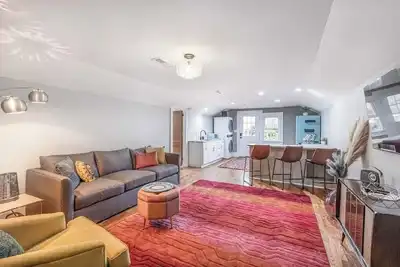 Image de Charming Retro & Stylishly Updated Mid-Century Apartment Retreat Near Downtown