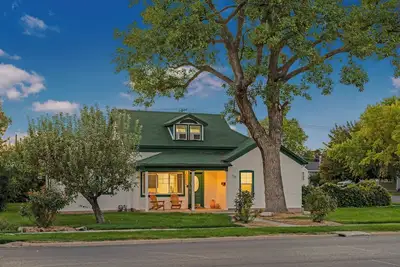 Image de Beautifully Updated Historic Home, with Views, Near Shopping, Restaurants & I-15