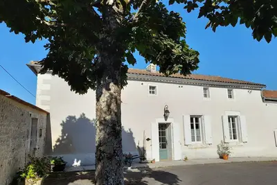 Image de Petite maison \"location de vacances\" avec terrasse privée, jardin privé et Wi-Fi