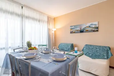 Image de Appartement 'Casa Vacanza Marina Di Pietrasanta' avec vue sur les montagnes, Wi-Fi et climatisation