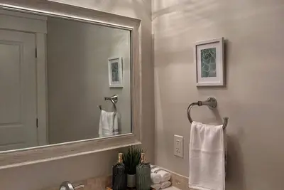 Image de Sea to Sky Garden Spa Suite. All amenities and outdoor adventures await.