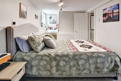 Image de Cozy 1-Br suite with ocean views, full kitchen, projector, and garden