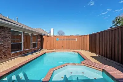 Image de Updated 1 story home in Frisco with a pool and high end furniture!
