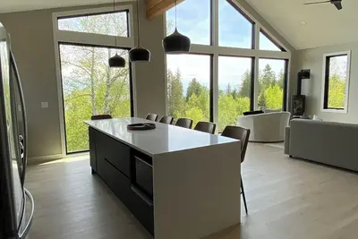Image de Big views of Lake Superior await you in this two bedroom, two bath cabin!