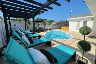 Image de Sauna! Huge Hot Tub Heated Pool Updated Home 3 mileto beach 3bd 2ba 3 King Beds!