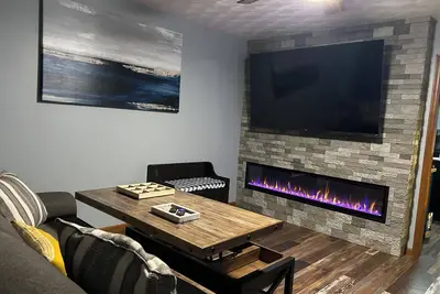 Image de Newly remodeled house minutes away from downtown, golf courses + Big back yard