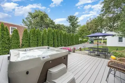 Image de Quaint & Convenient Lancaster Farmette w/ Hot Tub\n\n