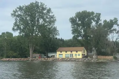 Image de North Sandy Pond Lakehouse with dock and hot tub