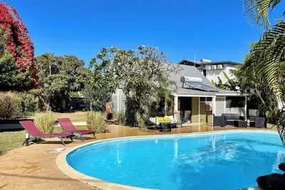 Image de Villa avec grande piscine à cinq minutes de la plage à pied