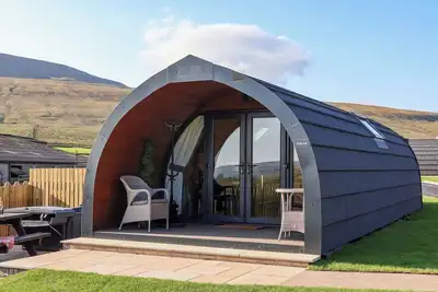Curlew, family friendly, with hot tub in Ingleton