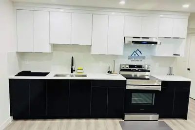 Image de Delightful 2-bedroom New built with spa-like washroom and dedicated laundry.