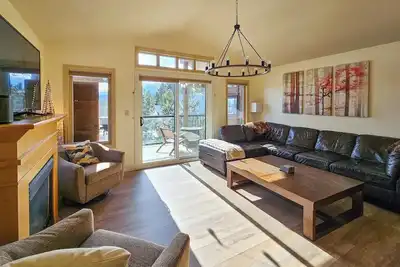 Mountain Retreat: Spacious 3br Downtown Home