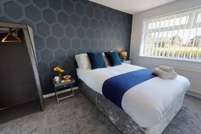 Image de Book Direct 10% Off > Flexley House 4 Br Workstays