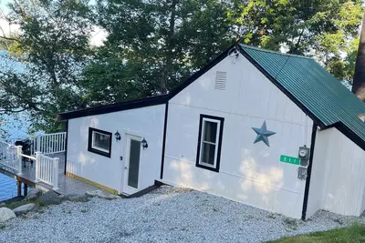 Image de Newly Renovated Cozy Lakeside Vacation Cottage, Mountain Views, Pet Friendly