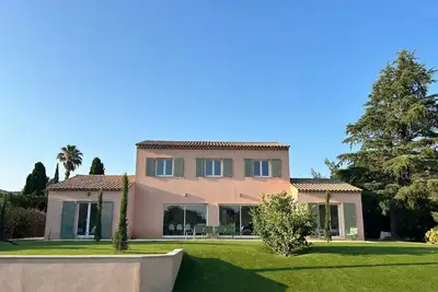 Image de Superbe villa, 5 chambres avec piscine, domaine sécurisé, Golfe de Saint Tropez.