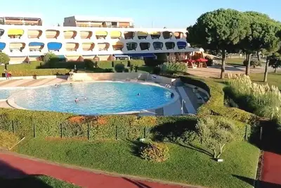 Image de Studio refait avec piscine et clim, proche plage et commerces