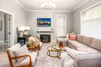 Image de Fun upscale oasis w/hot tub near Osu & Short North