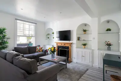 Image de Just Renovated - Super Chelsea 2 Bedroom Townhouse With Garden. In Quiet Street