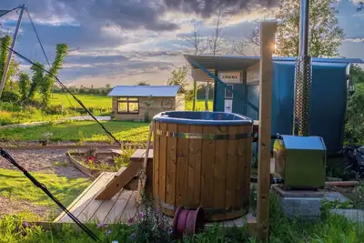 Image de 1920's Showman's Carriage with wagon, cinema, hot tub & stunning views by river!