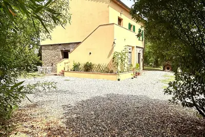 Image de Beautiful Tuscan-style farmhouse surrounded by nature.