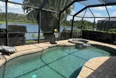 Image de Enjoy it all! 3 Br home, private pool on prestigious River Strand golf course