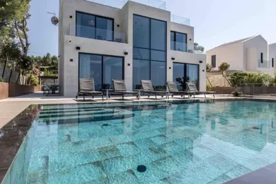 Image de Luxurious 6 Br Villa in Breathtaking Sutivan
