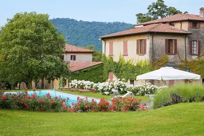 Image de Elegant Villa Pool Wine Art Nearby