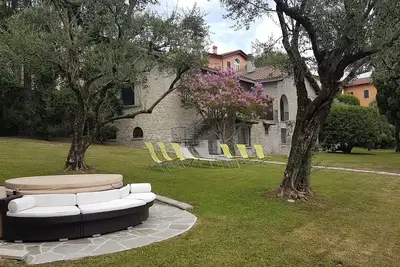 Peaceful Villa With Whirpool And Lake View